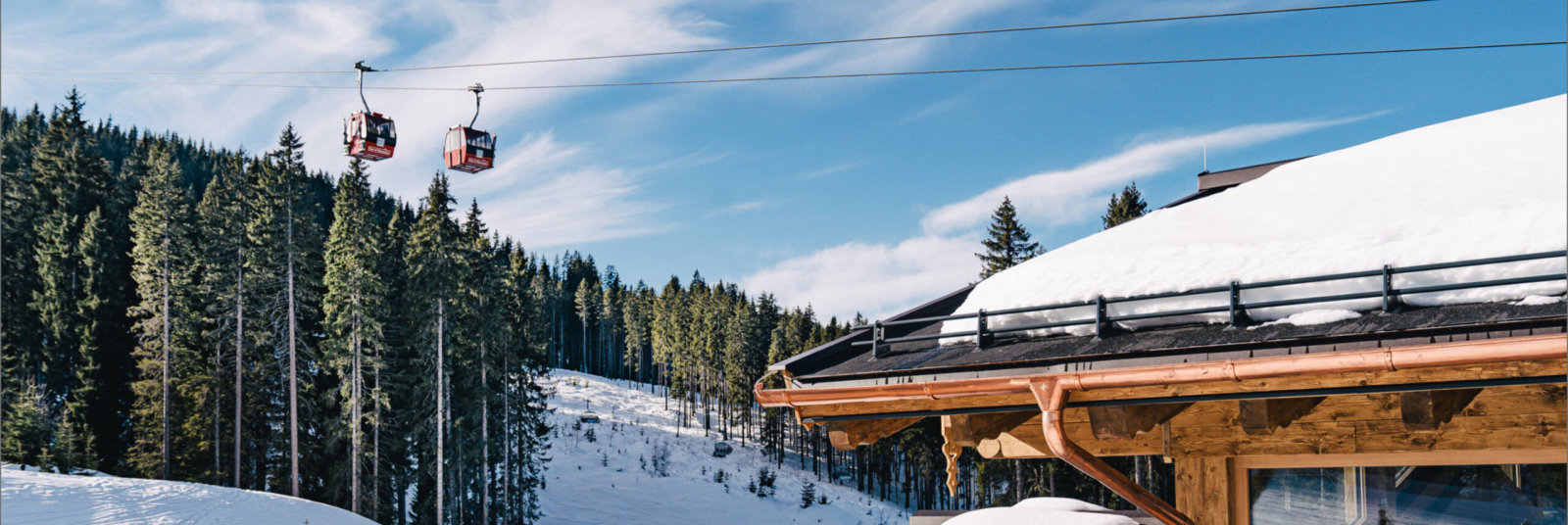 Aussicht auf die Skipiste mit Gondeln